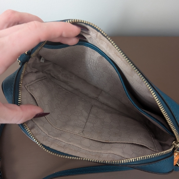 Michael Kors Jet Set Large Saffiano Leather Crossbody Bag - Picture 3 of 6